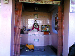 http://upload.wikimedia.org/wikipedia/en/thumb/e/e7/KuravpurDhyanSthan.jpg/250px-KuravpurDhyanSthan.jpg